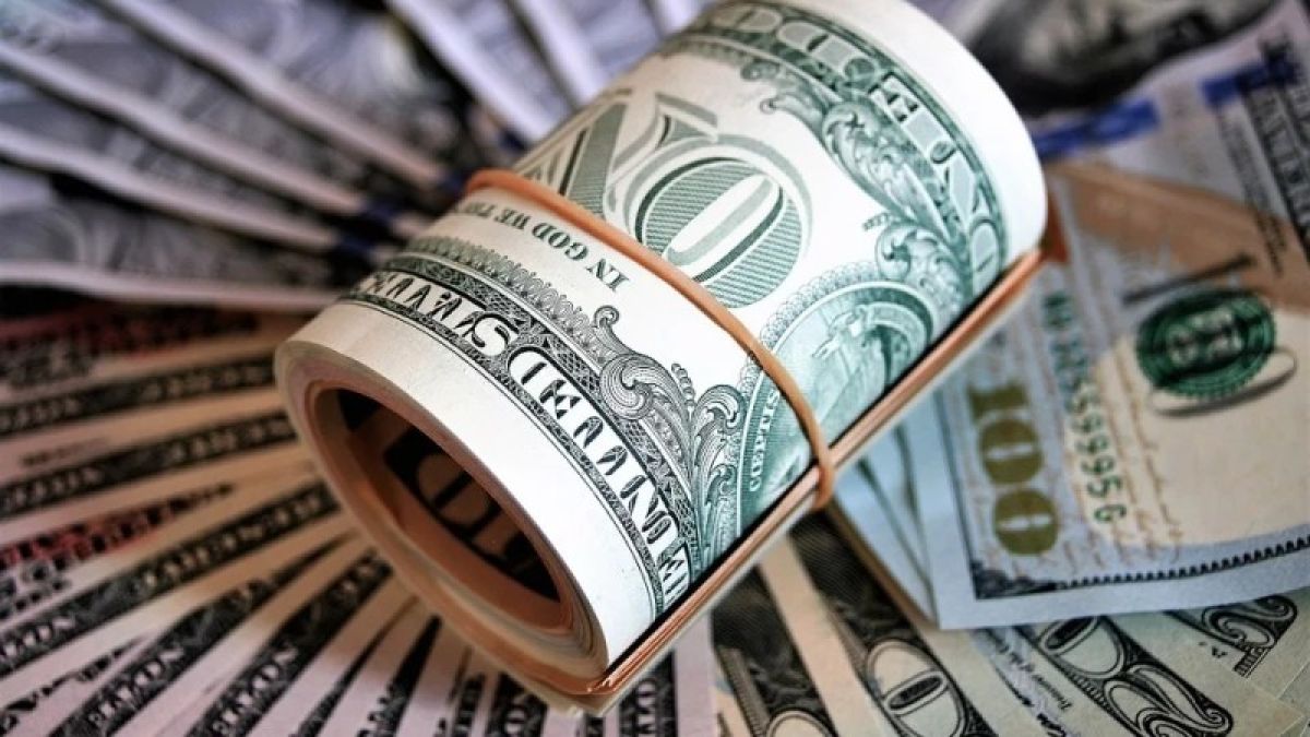 Резкий взлет: курс доллара впервые за четыре месяца превысил 65 рублей