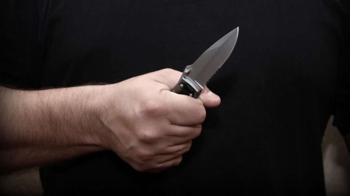 Жительницу Новоалтайска ограбили на улице, приставив к горлу нож