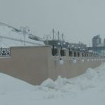 Барнаульцы возмущены грузовиками, которые сваливают снег на набережную