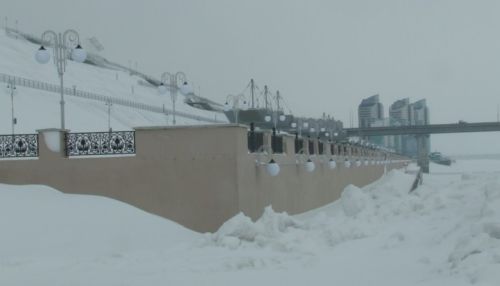 Барнаульцы возмущены грузовиками, которые сваливают снег на набережную