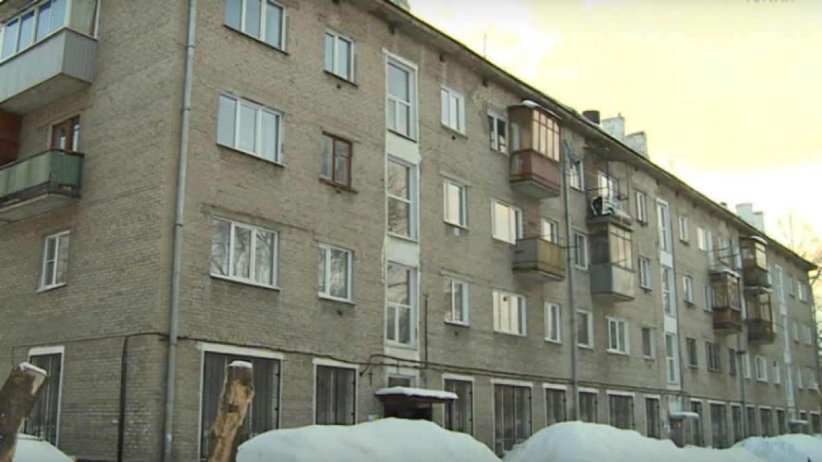 Жителей многоэтажки в Барнауле заставляют убрать остекление с балконов
