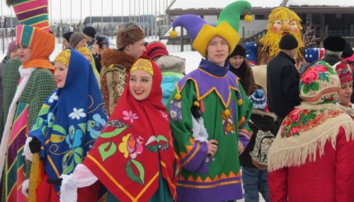 Как по маслу: попрощаться с зимой на Алтай приехали тысячи гостей