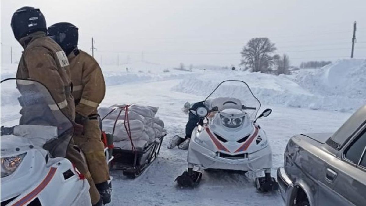 Спасатели на снегоходах привезли еду в заметенное село на Алтае