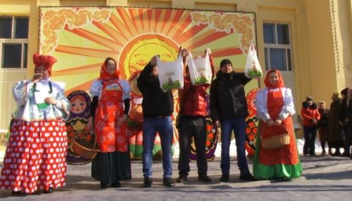Скоморохи, блины, конкурсы и пляски: как в Барнауле прошла Масленица