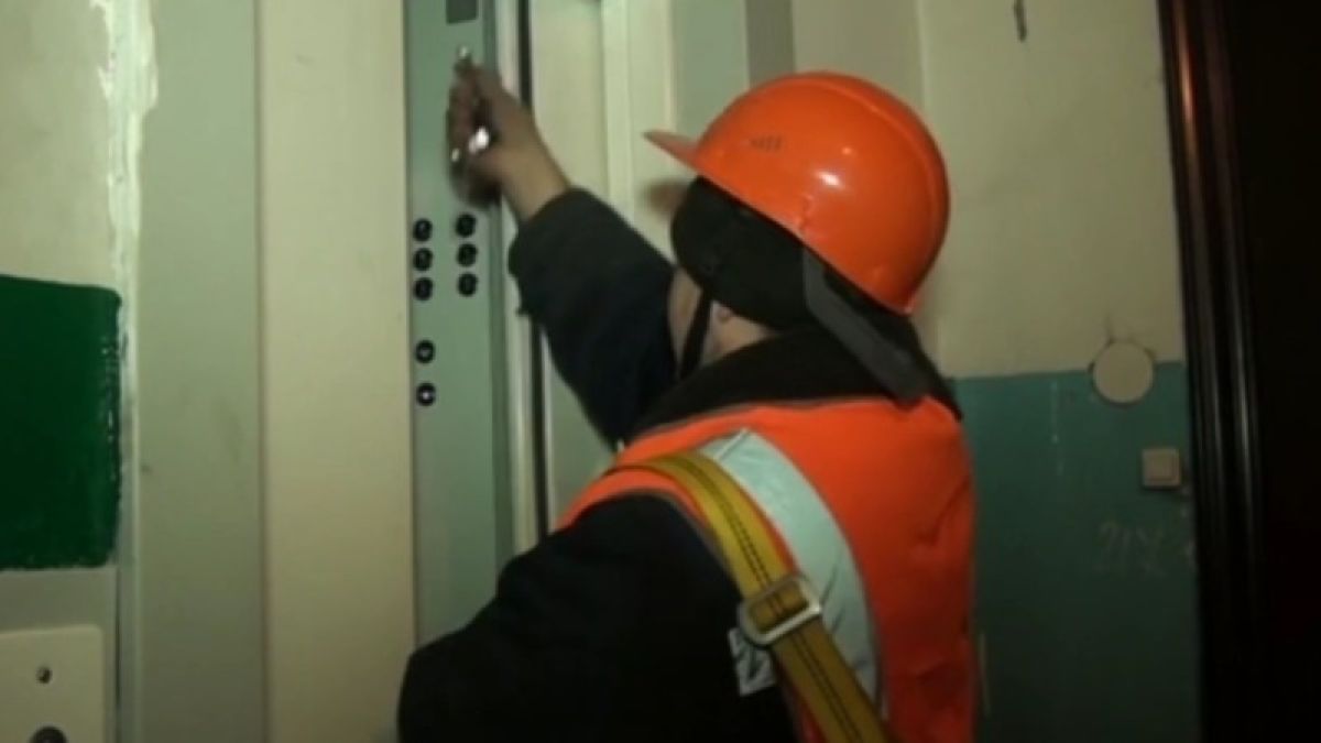 В Барнауле жителей "шантажировали" отключенными лифтами ради денег на ремонт
