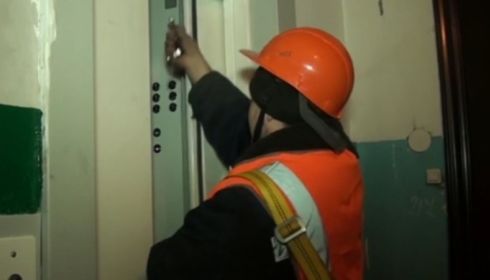 В Барнауле жителей шантажировали отключенными лифтами ради денег на ремонт
