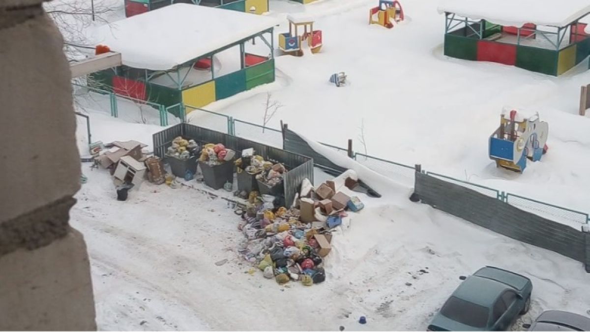 Жильцы трех многоквартирных домов в Новоалтайске не могут поделить мусорку