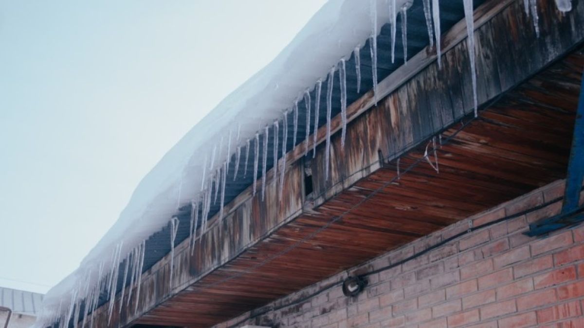 В мэрии Барнаула утверждают, что в городе от снега и сосулек очистили 90% крыш