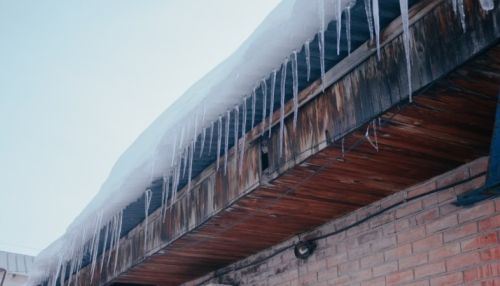 В мэрии Барнаула утверждают, что в городе от снега и сосулек очистили 90% крыш