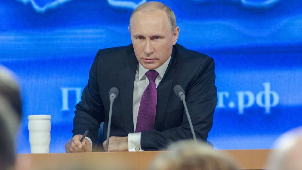 Путин объяснил падение доходов россиян снижением цен на нефть 
