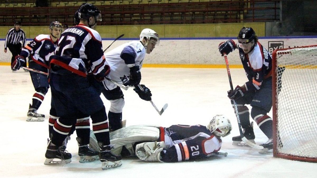 Хоккеисты "Динамо-Алтай" вышли в полуфинал первенства Высшей лиги
