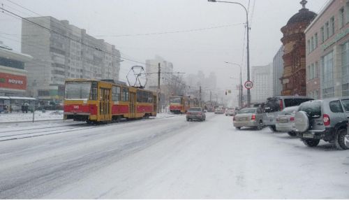 Трамваи встали в центре Барнаула после ДТП