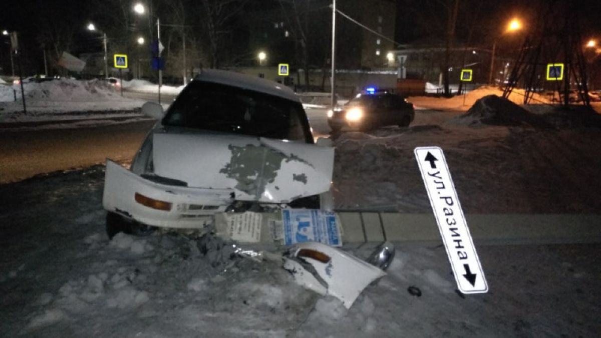 В Бийске иномарка протаранила столб на перекрестке 