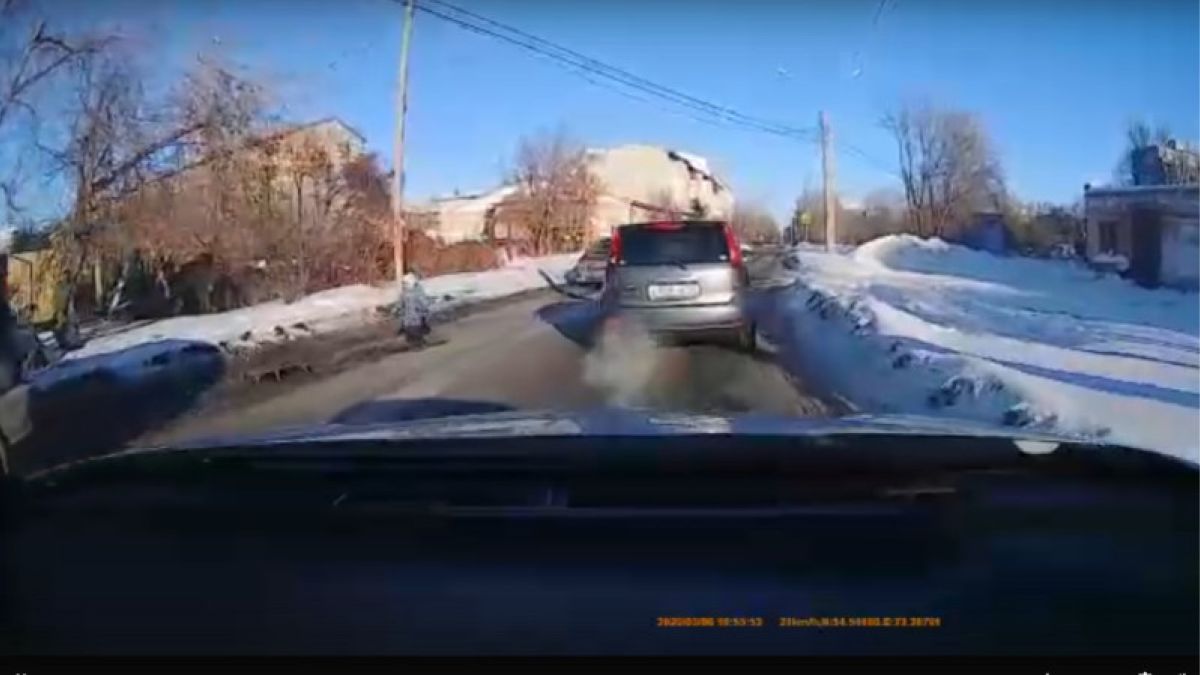 Автомобиль в Омске протащил санки с ребенком по дороге 