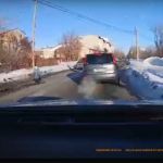 Автомобиль в Омске протащил санки с ребенком по дороге