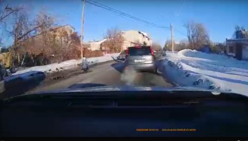 Автомобиль в Омске протащил санки с ребенком по дороге