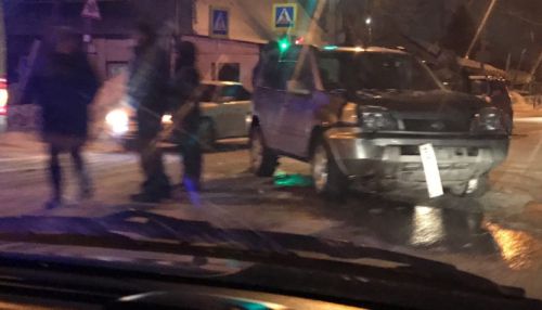 Автомобили жестко столкнулись в частном секторе Барнаула