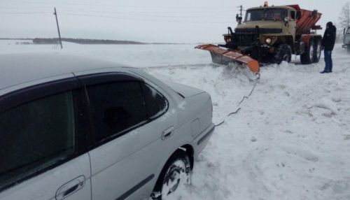 Пассажирский автобус слетел с трассы в Алтайском крае