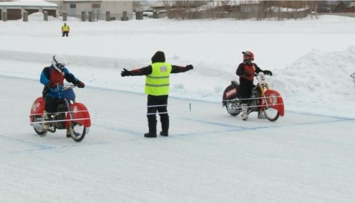 По льду без тормозов: во время мотогонок в Барнауле произошло ЧП
