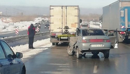 Фура смяла десятку на трассе недалеко от Барнаула