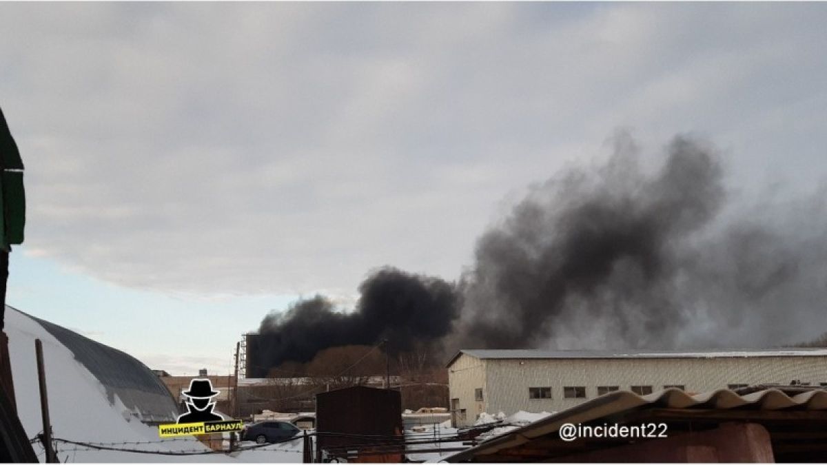 Крупный пожар произошел утром 12 марта в Барнауле
