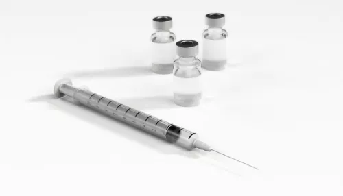 СМИ: в 12 регионах России возник дефицит вакцин от кори и коклюша