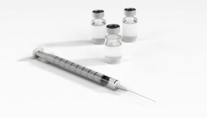 Ученые заявили, что вакцины от ковида оказались опаснее, чем предполагали