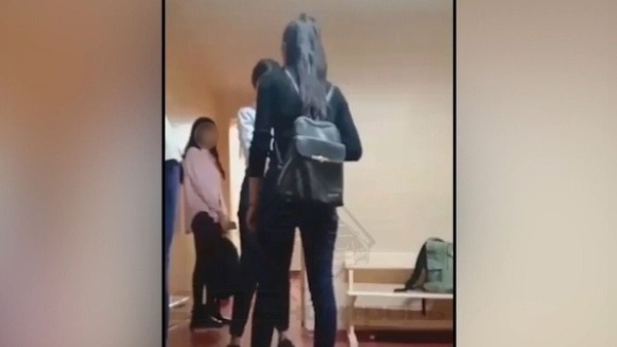 Одноклассница сняла видео. Девочку подростка избили в школе. 14 Летняя девушка в школе. Одноклассницы избивают сверстницу.