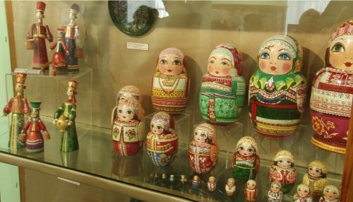 В народном стиле: авторские расписные изделия представили на выставке в Барнауле