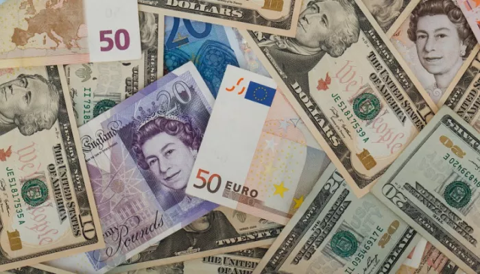 Некоторые банки приостановили продажу долларов и евро