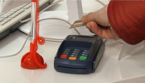 Не отходя от кассы: оплата госуслуг в МФЦ на Алтае стала возможна по карте банка