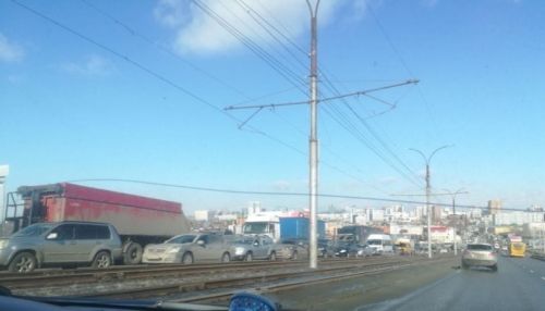 Огромная пробка образовалась на Змеиногорском тракте в Барнауле