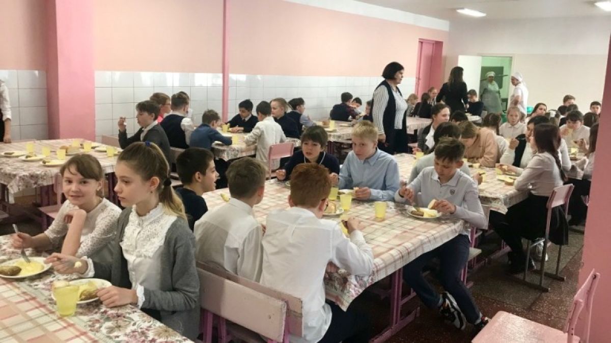 Ученики начальных классов Барнаула будут бесплатно питаться в школьных столовых
