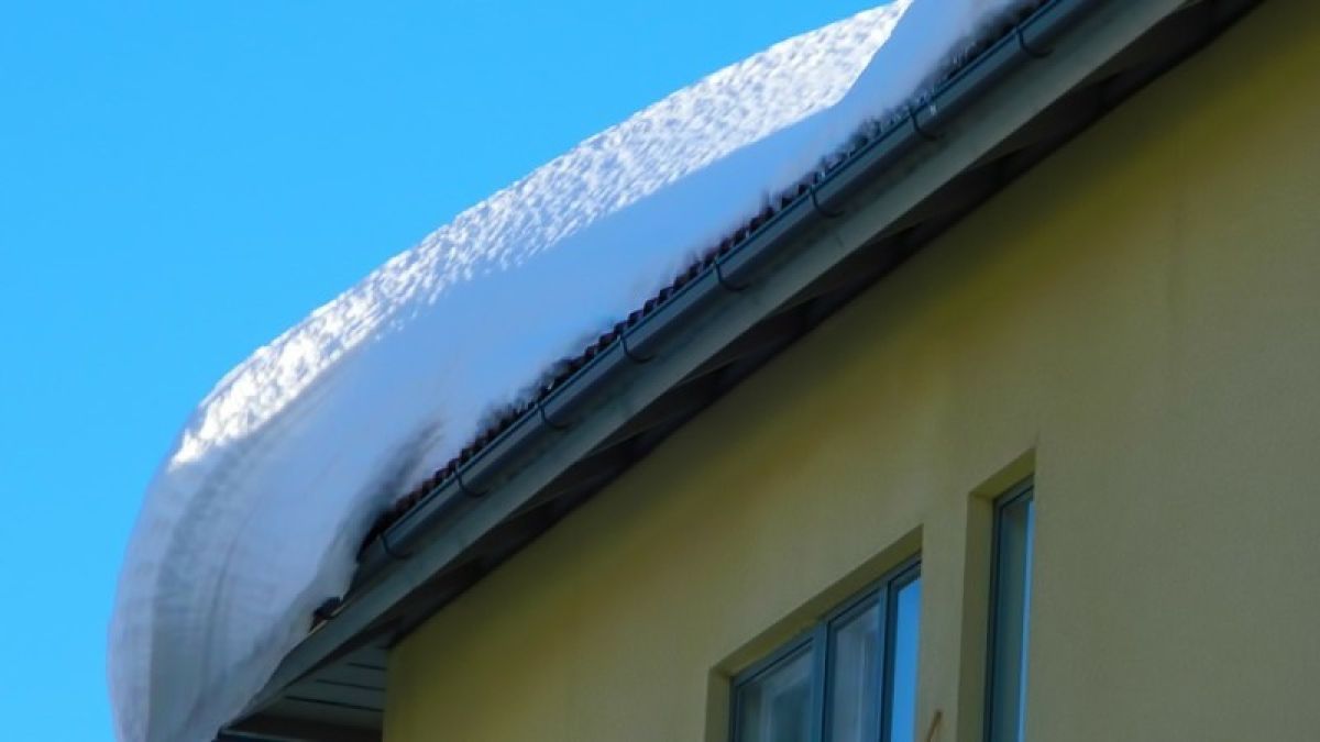 Рухнувший с крыши снег и часть ограждения заблокировали жильцов дома в Барнауле