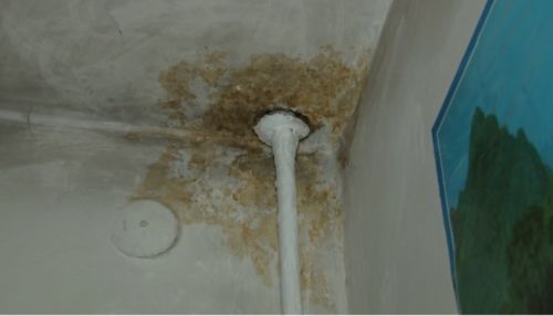 60 лет разрушений: барнаульцы даже через суд не могут добиться ремонта дома