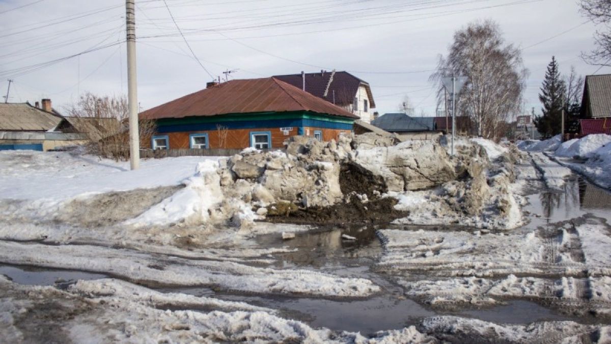 Частный сектор Барнаула утопает в грязных сугробах и огромных лужах 
