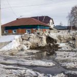 Частный сектор Барнаула утопает в грязных сугробах и огромных лужах