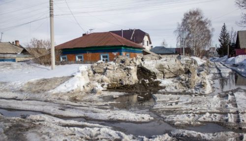 Частный сектор Барнаула утопает в грязных сугробах и огромных лужах