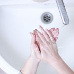 Врач рассказала, как часто надо мыть руки и опасны ли антибактериальные средства