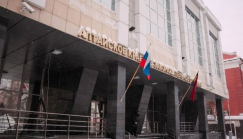 Власти Алтайского края ограничат свои мероприятия, но пока проводят совещания