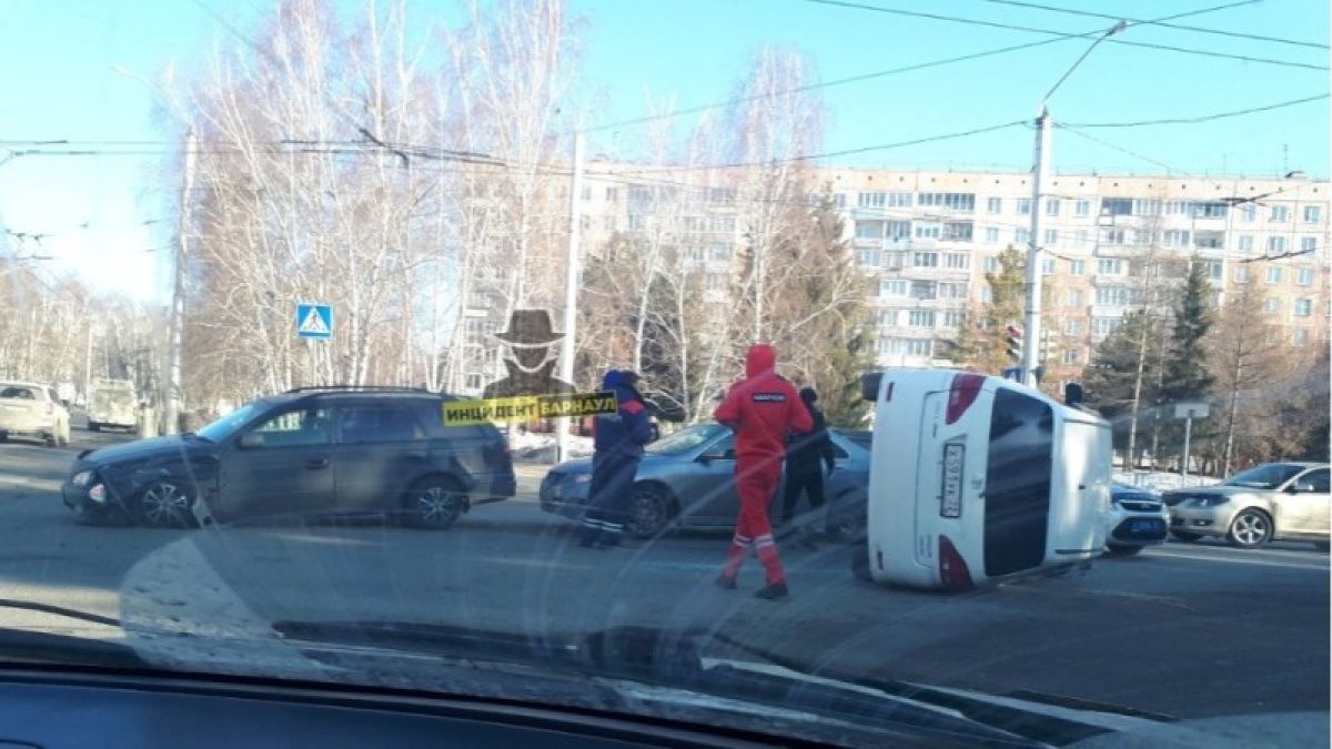 Водитель был пьян: в полиции рассказали о ДТП с "перевертышем" в Барнауле