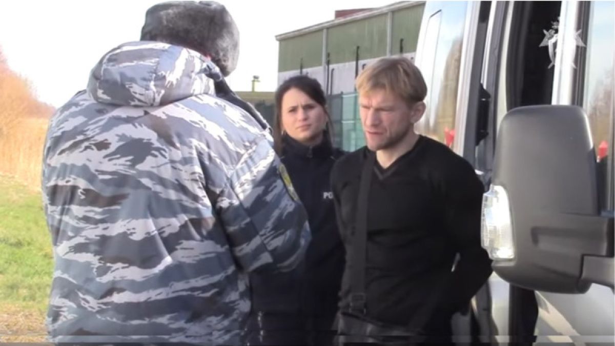 СК показал кадры экстрадиции совладельца "Зимней вишни" в Россию
