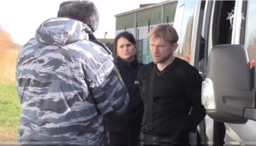 СК показал кадры экстрадиции совладельца Зимней вишни в Россию