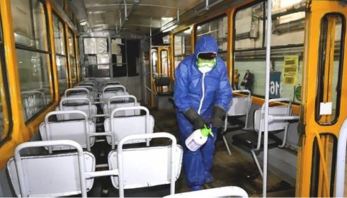 Трамваи и троллейбусы ежедневно дезинфицируют в Барнауле
