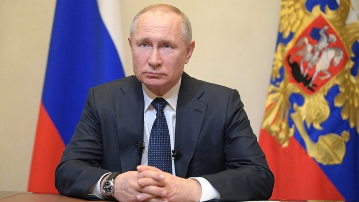 Путин ввел каникулы по кредитам для потерявших 30% дохода