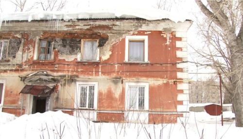 Коммунальный патруль: аварийный дом в Барнауле осыпается даже во время съемки