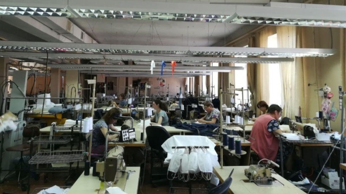 Барнаульская фабрика шьет три тысячи масок в день, в том числе для "Марии-Ра"