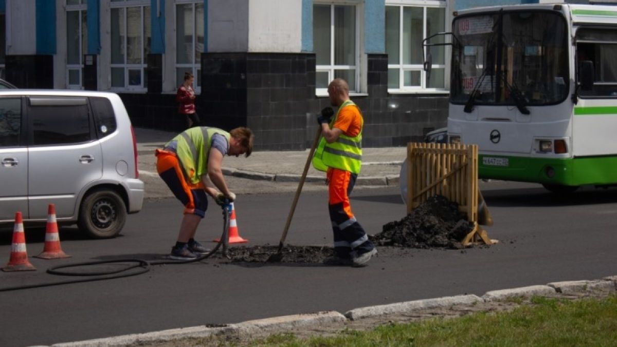 В мэрии Барнаула рассказали, когда в городе начнут ремонт дорог
