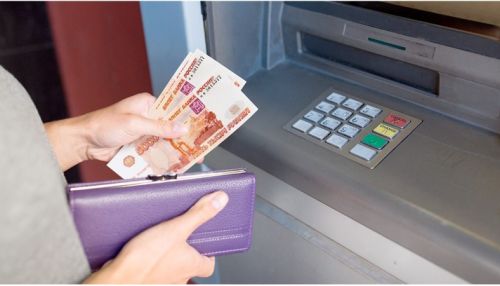 Россияне стали активно снимать деньги с банковских счетов