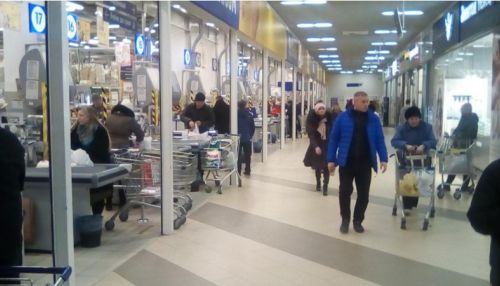 Барнаульцы по привычке потянулись в ТЦ, вопреки призывам, что #домалучше